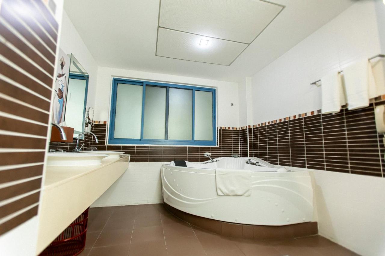 Two-Bedroom King Penthouse Apartment Kitchen Private Garden Balcony Non-Smoking,1080664714:JPEG